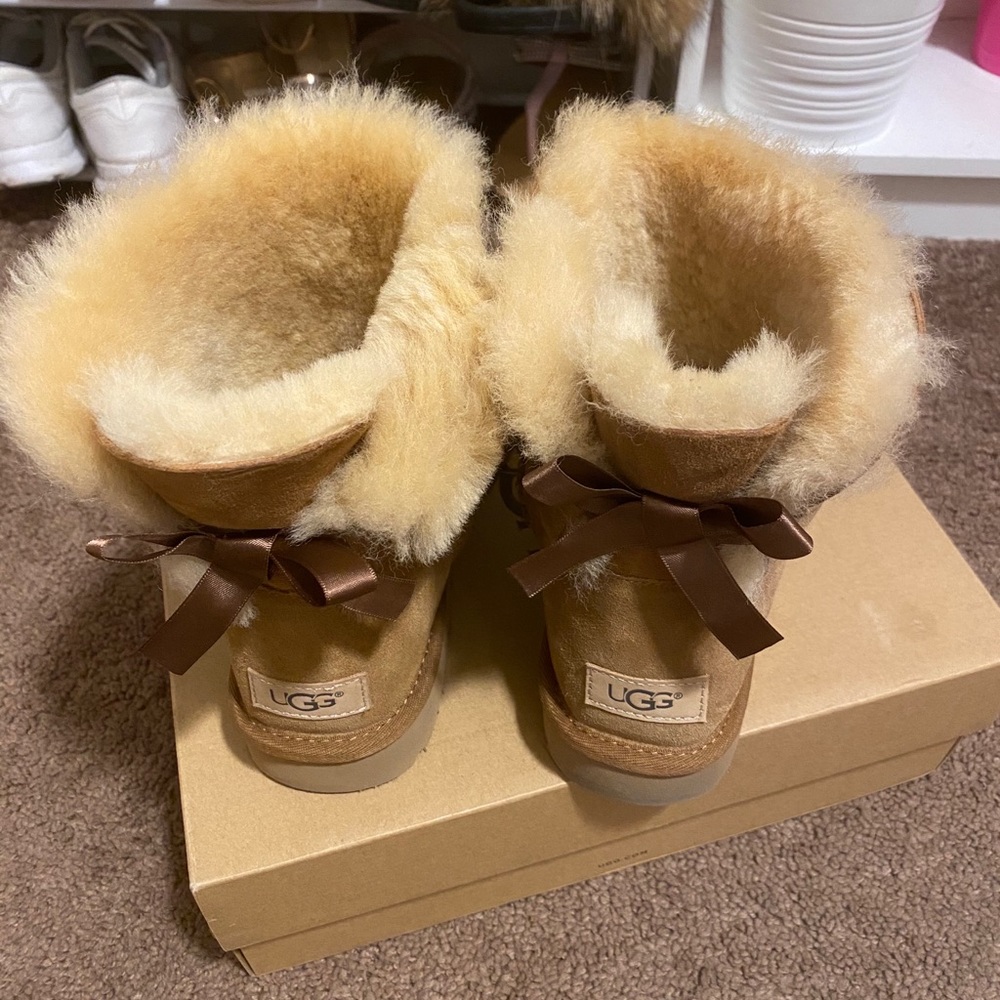Size 9 Ugg boots. - Picture 2 of 6